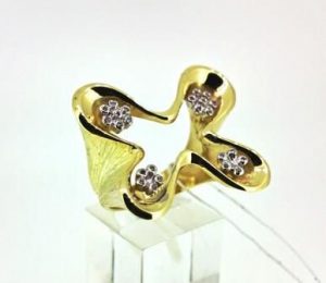 Ziedas Nr.99 (is geltono aukso, puostas baltu auksu ir briliantais)