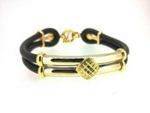 Apyranke Nr.9 (is odos, dekoruota baltu ir geltonu auksu, su juodais briliantais)