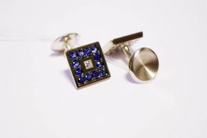 Sasagos is aukso arba sidabro, inkrustuotos safyrais