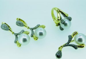 Komplektas su perlais ir briliantais, is aukso