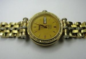 Laikrodis Nr.1 (is geltono aukso, inkrustuotas juodais ir baltais briliantais)