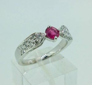 Suzadetuviu ziedas Nr. 101 (is balto aukso, puostas rubinu ir briliantais)