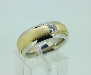 Suzadetuviu ziedas Nr.102 ( is dvieju spalvu aukso, su deimantu)