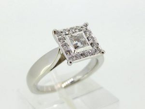 Suzadetuviu ziedas Nr.107 (is platinos arba aukso, su briliantais)