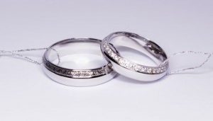 Vestuviniai ziedai Nr.109 (is balto aukso, akmenimis ir piesiniu dekoruotais krastais)