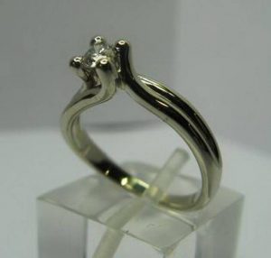 Suzadetuviu ziedas Nr.10 (is balto, geltono arba raudono aukso, su briliantu)