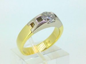 Suzadetuviu ziedas Nr.110 (is geltono ir balto aukso, puostas brangakmeniu)