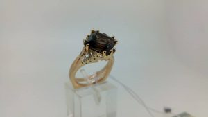 Suzadetuviu ziedas Nr.115 (is geltono aukso, puostas duminiu kvarcu ir briliantais)