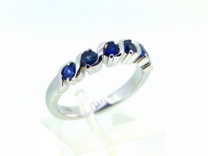 Suzadetuviu ziedas Nr.118 (is balto arba kitos spalvos aukso, su safyrais)