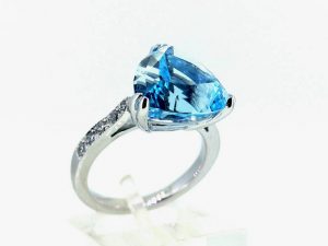 Suzadetuviu ziedas Nr.120 (is platinos arba aukso, puostas topazu ir briliantais)