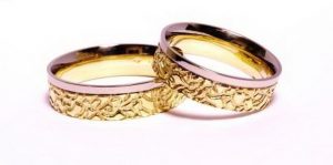 Vestuviniai ziedai Nr.121 (is geltono aukso, su balto aukso krastu)