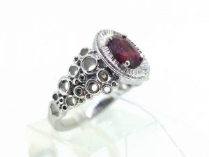 Suzadetuviu ziedas Nr.123 (su rubinu, is balto arba kitos spalvos aukso)