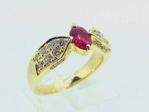 Suzadetuviu ziedas Nr.126 (is geltono aukso, puostas rubinu ir briliantais)