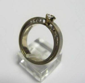 Suzadetuviu ziedas Nr.12 (modernus, is balto,geltono arba raudono aukso, su briliantais)