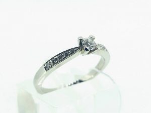 Suzadetuviu ziedas Nr.131 (is balto, geltono arba raudono aukso, su briliantais)