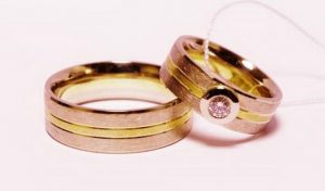 Vestuviniai ziedai Nr.136 (platus, is balto ir geltono aukso,mot.-su briliantu)