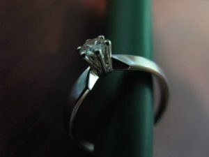 Suzadetuviu ziedas Nr.13 (klasikinis, is balto aukso, su briliantu)