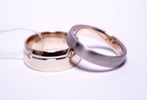 Vestuviniai ziedai Nr.141 (is dvieju spalvu aukso, pora-is skirtingu modeliu)