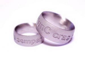 Vestuviniai ziedai Nr.147 (platus, is balto aukso, su pasirenkamu uzrasu)