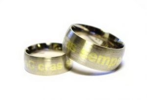 Vestuviniai ziedai Nr.148 (is balto aukso, su inkrustuotu geltono aukso uzrasu)