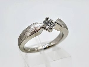 Suzadetuviu ziedas Nr.151 (su briliantu, is balto, geltono arba raudono aukso)