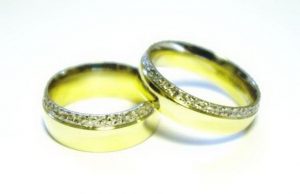 Vestuviniai ziedai Nr.152 (is geltono, raudono arba balto aukso, dekoruotu krastu)