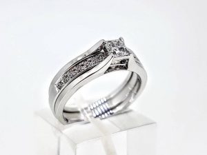 Suzadetuviu ziedas Nr.155 (2 daliu, is aukso, su briliantais)