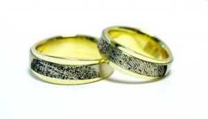 Vestuviniai ziedai Nr.158 (is geltono aukso, apjuosti baltu auksu, su pirstu anspd.)