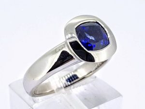 Suzadetuviu ziedas Nr.162 (su melynuoju safyru, is aukso)