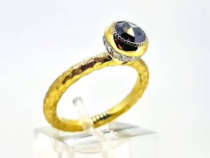 Suzadetuviu ziedas Nr.169 (su deimantu, is aukso)