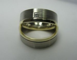 Vestuviniai ziedai Nr.16 (is balto aukso, su geltono aukso krastais, matiniu pavirsiumi)