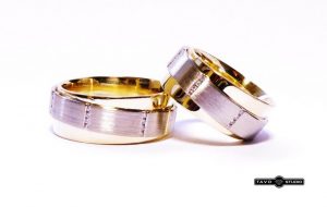 Vestuviniai ziedai Nr.177 (is raudono aukso, apjuosti baltu auksu, su briliantais)