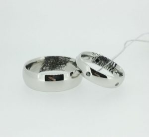 Vestuviniai ziedai Nr. 195 (is balto aukso, su pirstu anspaudais ir juodais briliantais)