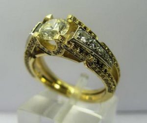 Suzadetuviu ziedas Nr.1 (is geltono aukso, puostas baltais ir rusvais briliantais)