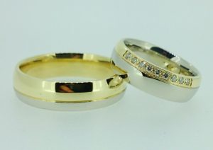 Vestuviniai ziedai Nr. 200 (is balto ir geltono aukso, mot.-puostas brangakmeniais)