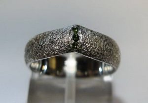 Suzadetuviu ziedas Nr.20 (is balto aukso, puostas zaliais briliantais)