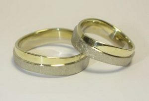Vestuviniai ziedai Nr.21 (is geltono arba raudono aukso, apjuosti matiniu baltu auksu)