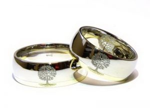 Vestuviniai ziedai Nr.220 (platus, is geltono ir balto aukso, puosti medziu piesiniu)