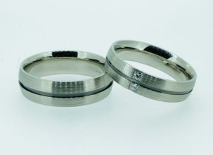 Vestuviniai ziedai Nr.226 (is balto ir juodinto aukso, mot.-su deimantais)