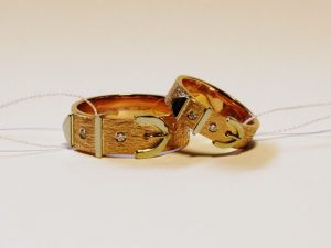 Vestuviniai ziedai Nr.227 (is raudono aukso, puosti baltu auksu ir briliantais)