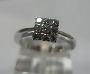 Suzadetuviu ziedas Nr.22 (is balto, geltono arba raudono aukso, puostas brangakmeniais)