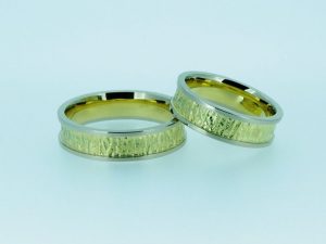 Vestuviniai ziedai Nr.237 (is geltono aukso, su balto aukso krastais)