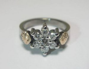 Suzadetuviu ziedas Nr.24 (is balto aukso, puostas brangakmeniais ir geltonu auksu)