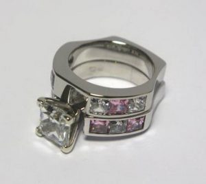 Suzadetuviu ziedas Nr.25 (is balto aukso, puostas spalvotais brangakmeniais)