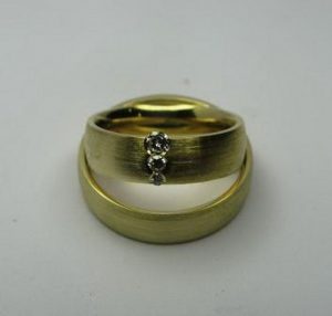 Vestuviniai ziedai Nr.25 (is geltono,balto arba raudono aukso,mot.-su briliantais)