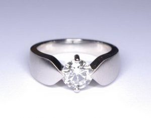 Suzadetuviu ziedas Nr.29 (is balto, geltono arba raudono aukso, su briliantu)