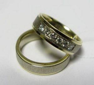 Vestuviniai ziedai Nr.29 (is dvieju spalvu aukso, matiniu pavirsiumi, su briliantais)