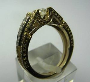 Suzadetuviu ziedas Nr.2 (is geltono aukso, puostas rusvais briliantais)