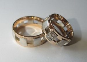 Vestuviniai ziedai Nr.2 ( is raudono ir balto aukso,su brangakmeniais)