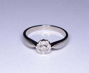 Suzadetuviu ziedas Nr.30 (is platinos arba balto aukso, puostas brangakmeniais)